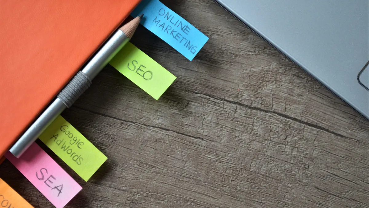 Sticky notes labeled SEO and online marketing on a desk